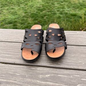 Baretraps Posture
Black strappy sandals